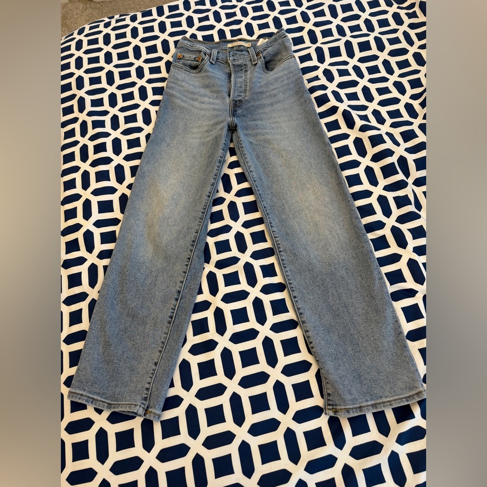 Levi’s Light Wash High-Rise Straight Women’s Jeans - Picture 3 of 9